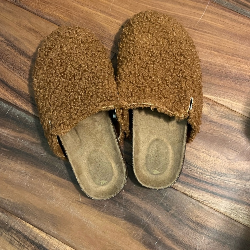 Super cute Crew Cuts Boston slide clog Cozy Brown Fuzzy size 2 (S4)
